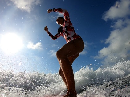 Surfista mulher comemorando - Altas Ondas na Pitangueiras