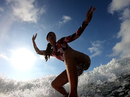 Mulher surfista - Altas ondas na Pitangueiras