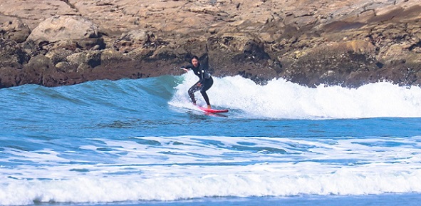 Foto surfando no Guarujá - O que é preciso para surfar?