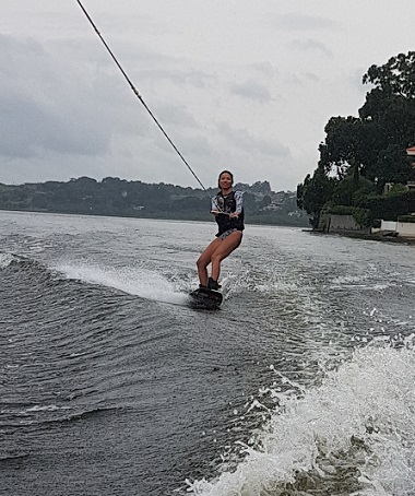 Como Praticar Wakeboard em São Paulo - Maira em pé na prancha