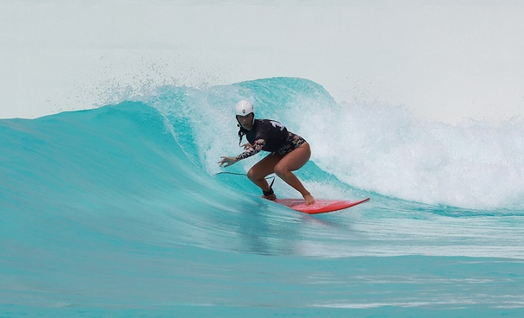 Foto de surfista surfando uma onda na piscina de ondas