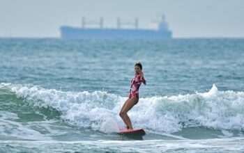 Mulher surfando