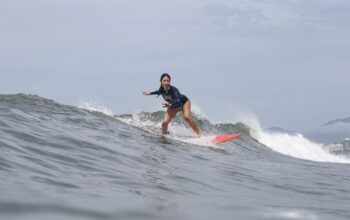 Surfista surfando a parede da onda