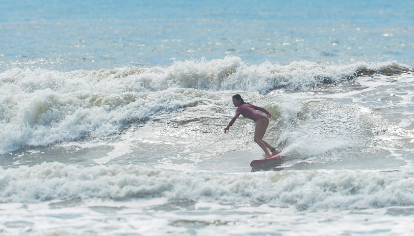 Surfista Manobrando uma Onda