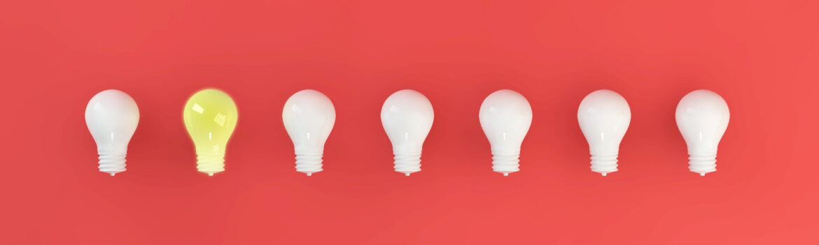 Imagem ilustrativa com várias lâmpadas e uma se destacando
